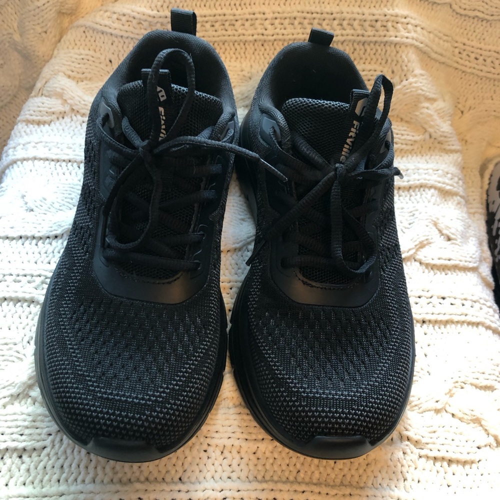 NWT Fitville 9 wide nursing Al the tic sneaker